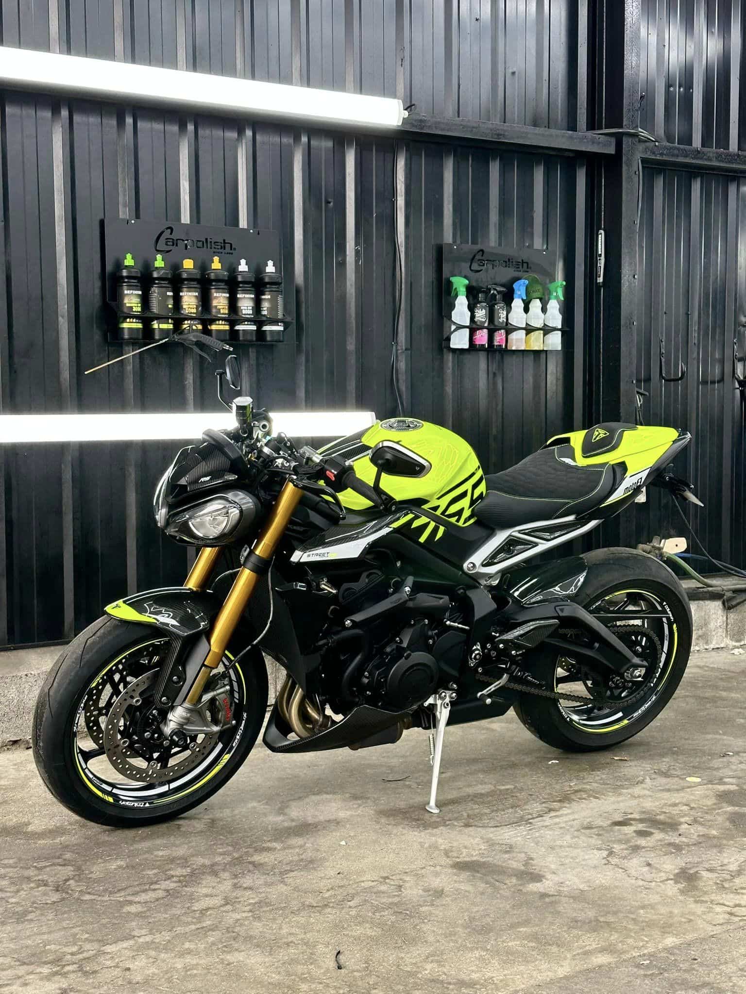 TRIUMPH 765 moto 2 
 Protection céramique :
 TOUT…